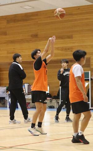 シュートする青木汰斗=長岡市