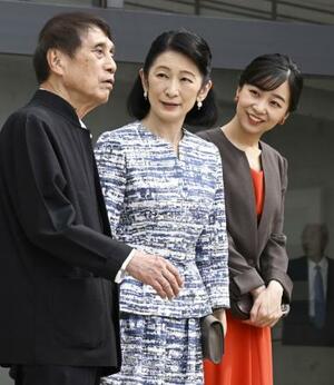 安藤忠雄さん(左)の案内で「ベネッセハウス ミュージアム」を視察される紀子さまと佳子さま=2日午後、香川県直島町