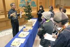 能面や舞台の構造、装束などを能楽師が紹介した講座＝佐渡市中興