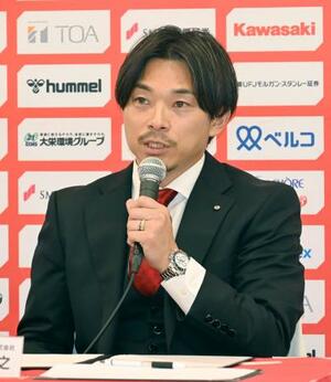 記者会見するINAC神戸の阿部浩之新社長=15日、神戸市