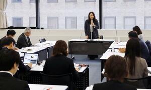 食品ロス削減に向けた計画改定について話し合った協議会＝２５日、新潟市中央区