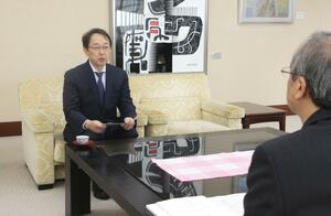 監査結果を報告する包括外部監査人の髙橋顕氏(左)=30日、県庁