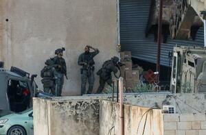 　ヨルダン川西岸ジェニンに展開したイスラエル兵＝２７日（ロイター＝共同）