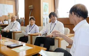 市役所を訪問した左から陸敬生さん、仲村友美さん、長谷川悠紀さん=阿賀野市役所
