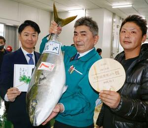 　４００万円で競り落とされた「能登寒ブリ」の高級ブランド「煌」＝１日午前、金沢市