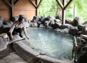 昨年に続き今年も「ワンコイン外来入浴」で利用できる香嶽楼の風呂＝２０２５年６月、妙高市赤倉
