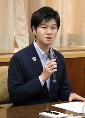 畜産物の安定供給に向けた官民の会合で発言する鈴木農相=23日午後、農水省
