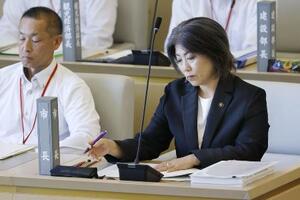 静岡県伊東市議会に出席した田久保真紀市長。本会議の間、下を向く時間が長かった=1日