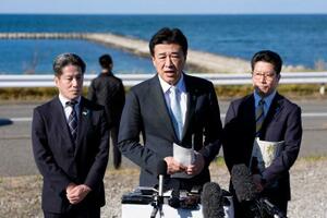 横田めぐみさんが北朝鮮工作員に拉致されたとみられる現場周辺を視察し、記者団の取材に応じる木原官房長官。めぐみさんの弟拓也さん(右)と哲也さん(左)も同行した=15日午後、新潟市