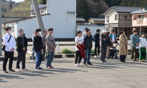 村上市議選の候補の訴えを聞く市民ら=4月14日、村上市