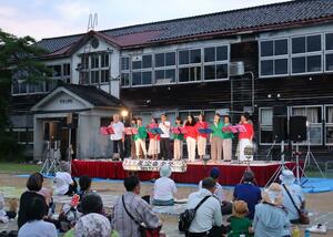 木造校舎をバックに市内外の音楽グループが演奏した星空音楽祭=柏崎市久米
