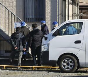 　現場のアパートを調べる捜査員ら＝１日、水戸市