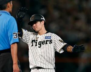 7回、2点二塁打を放ち喜ぶ阪神・中野=甲子園