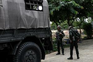 　タイ・スリン県で軍用車の近くに立つタイ軍兵士＝７月（ゲッティ＝共同）