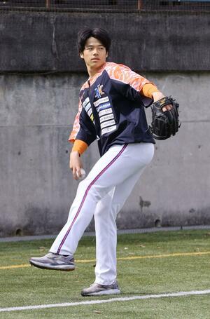 春季キャンプでキャッチボールする石山愛輝＝静岡県伊豆市