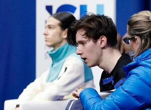 男子フリーの演技を終えたウクライナのキリロ・マルサク。奥はAINのピョートル・グメニク=ミラノ(共同)