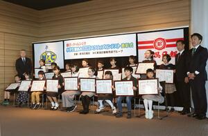 最優秀賞と優秀賞の18人に賞状が贈られた新聞スクラップコンテストの表彰式=11月3日、新潟市中央区