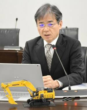 取材に応じるコマツの今吉琢也社長=2025年12月、東京都港区