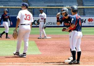1回、先制打を放ち、笑顔の谷端(右から2人目)=ハードオフ新潟