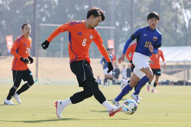 攻め込むＭＦ白井永地＝宮崎県都城市