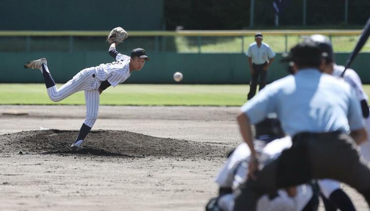 高田－新発田中央　７回に登板し三者凡退に抑えた新発田中央の榎俊哉＝９月１９日、新発田市五十公野