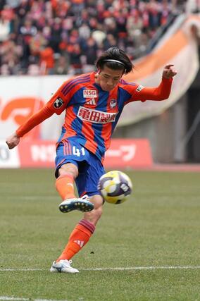 新潟-東京V 前半、MF長谷川元希がミドルシュートを決め、1-1=ビッグスワン