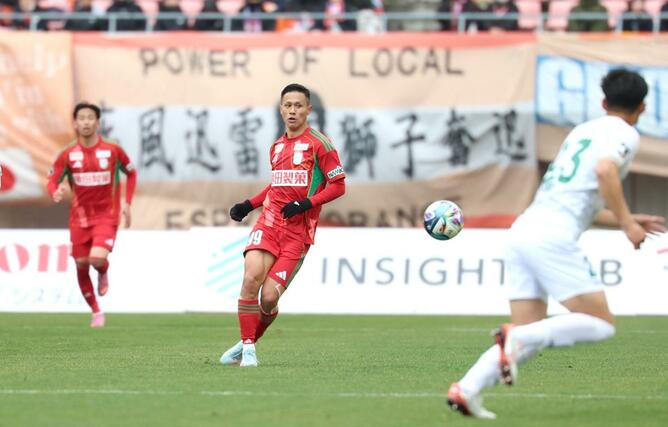 後半、前線にパスを出すＦＷ小野裕二＝７日、デンカビッグスワンスタジアム