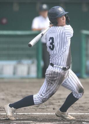 北越－長岡　６回北越１死二塁、笠原煌太が適時打を放ち２－０＝９月１６日、新発田市五十公野公園野球場