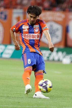 前半、新加入のＭＦ白井永地（８）がゴールを狙う＝７月２０日、デンカビッグスワン