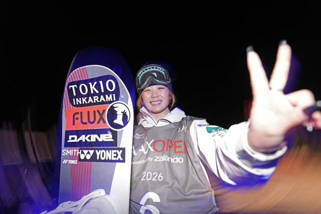 ハーフパイプ第５戦、女子で２位となり笑顔の工藤璃星＝ラークス（共同）
