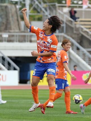 新潟Ｌ－三菱重工浦和Ｌ　前半、ＤＦ有吉佐織（６）がシュートを決め２－１。観客に向けて拳を突き上げて喜ぶ＝２５日、新潟市陸上競技場