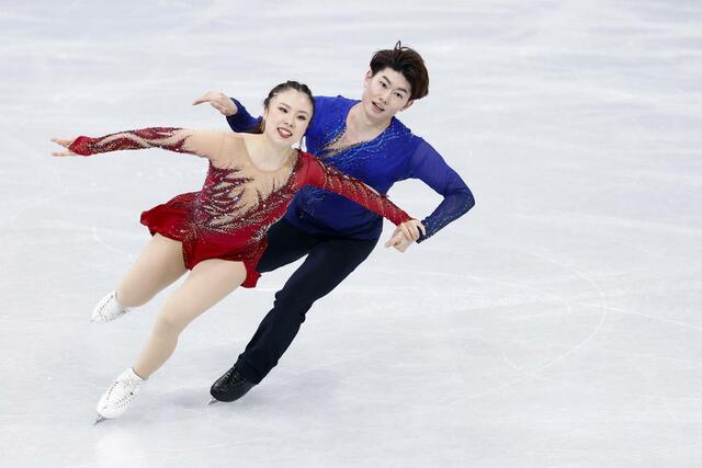 団体アイスダンス・フリー　演技する吉田唄菜（左）、森田真沙也組＝ミラノ（共同）