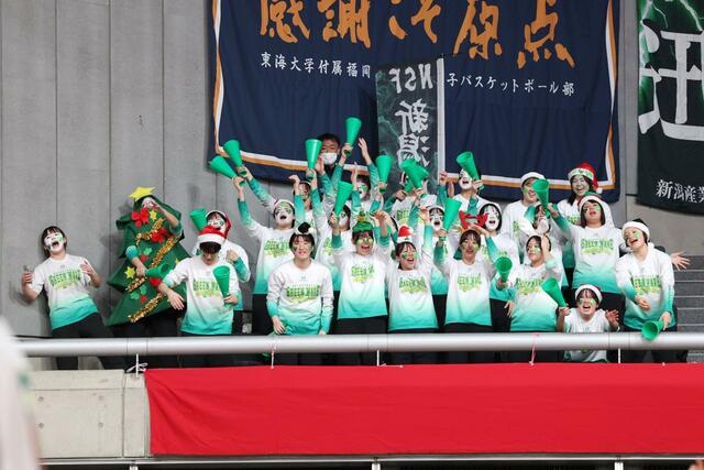 女子２回戦　新潟産大付－矢板中央（栃木）　終盤の猛攻で相手を突き放し、盛り上がる新潟産大付応援席＝東京体育館