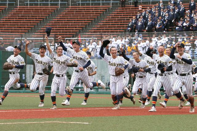 校歌を歌い終え、元気いっぱいにダッシュする帝京長岡の選手たち＝富山市民球場