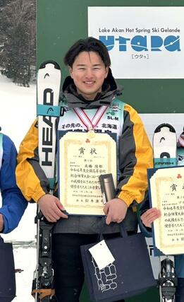 男子回転で優勝し、表彰式後に撮影に応じる高橋陸都(関根学園)=2月11日、北海道釧路市