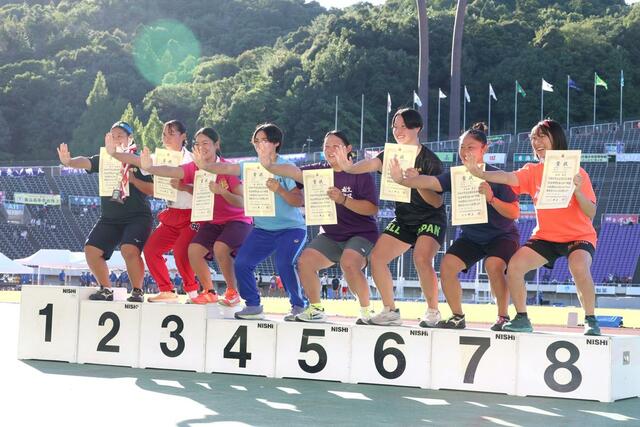 6位入賞で表彰台に登った川浦もえ(開志国際・右から3番目)=ホットスタッフフィールド広島