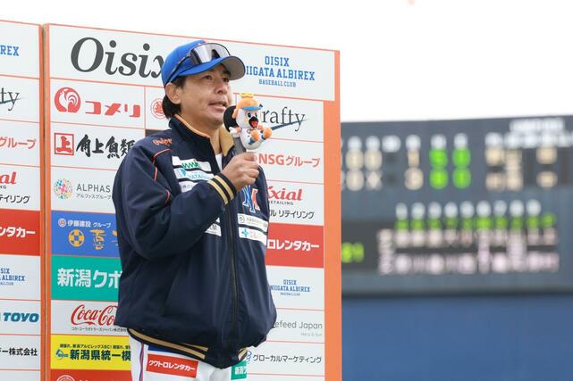 試合後にあいさつする武田勝監督＝エコスタ
