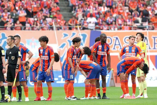 サッカーＪ１　新潟－京都　京都に逆転負けを喫し、肩を落とす新潟の選手たち＝デンカビッグスワン