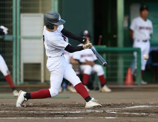 新潟工－新発田　８回１死三塁、新発田の清野暖大が適時打を放ち４－３と勝ち越す＝三条パール金属スタジアム