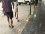 買春客（左）と一緒に部屋から出た少女＝ラオス・ビエンチャン