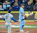 　ドジャース戦の６回、三邪飛に倒れたブルージェイズ・岡本。投手大谷＝トロント（共同）