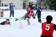 渾身の一球ヒット、心躍る真冬の熱戦！三条高校生が企画の雪合戦、歓声響く