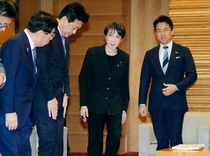 　閣議に臨む高市首相（右から２人目）ら＝１０日午前、首相官邸