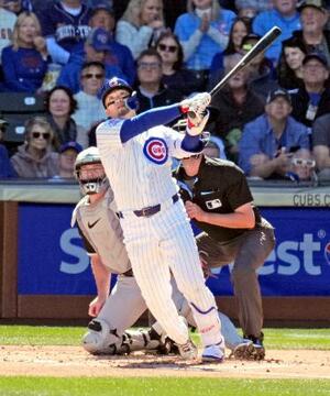 ホワイトソックス戦の1回、ソロ本塁打を放つカブス・鈴木=メサ(共同)