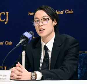 　日本外国特派員協会で記者会見するノルディックスキー・ジャンプ男子の小林陵侑＝１９日、東京都千代田区