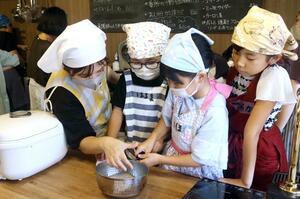 調理に挑戦する子どもたち=佐渡市小木町