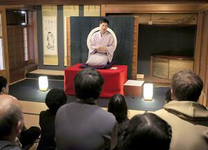 旧小澤家住宅で古典落語などを演じた立川志の彦さん＝１１日、新潟市中央区上大川前通１２