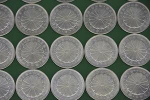 　偽造された昭和天皇在位６０年記念の１万円銀貨＝５日、東京税関