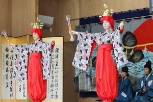 柏崎市の綾子舞会館の常設舞台で行われた綾子舞＝２０２５年９月、柏崎市女谷