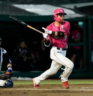 11回楽天2死二塁、黒川が右前にサヨナラ打を放つ=楽天モバイルパーク